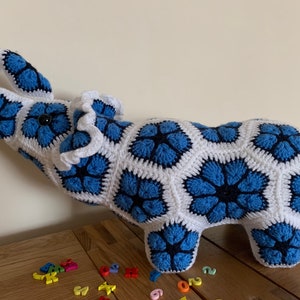 Gehäkelter Elefant mit afrikanischen Blumenmotiven