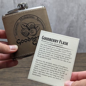 Frasco de ginebra Goodberry y tarjeta de objeto mágico / Frasco de cuero de 6 oz con temática de mazmorras y dragones