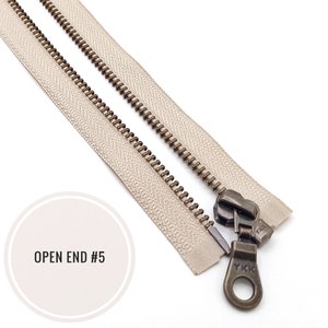 Cerniera YKK a estremità aperta in ottone anticato, tiretto a ciambella beige, misura #5