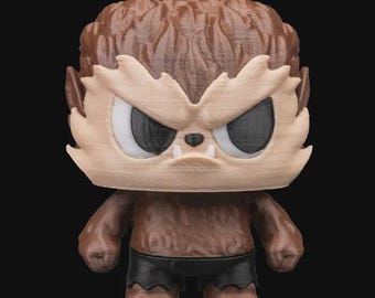 Puede incluir: Figura impresa en 3D de un hombre lobo de dibujos animados. La figura tiene un cuerpo marrón parecido a la piel, una cara de color canela claro con ojos enojados y pantalones cortos negros. El pelo del hombre lobo es marrón.