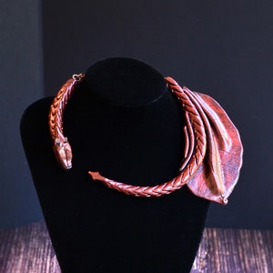 Collana girocollo con drago rosso con occhi in zircone e corna in quarzo, regalo per gli amanti del fantasy