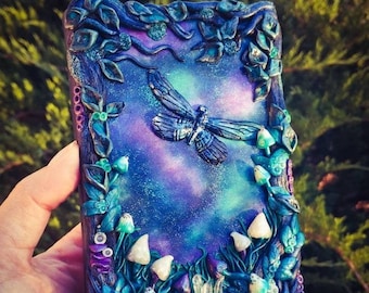 Cuaderno de bosque mágico en estilo de fantasía de bosque con hongos encantados que brillan en la oscuridad, cristales de cuarzo, galaxia y libélula.