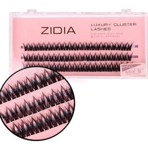 Könnte beinhalten: Eine transparente Kunststoffbox mit rosa Innenraum enthält schwarze Cluster-Wimpern. Die Box ist mit "ZIDIA" und "LUXURY CLUSTER LASHES" beschriftet. Ein kreisförmiger Einsatz zeigt eine Nahaufnahme der einzelnen Wimperncluster. Das Etikett enthält auch "24D MIX S."