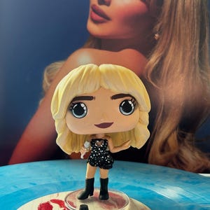 Custom Sabrina Carpenter vinyl beeldje pop kort en krachtig