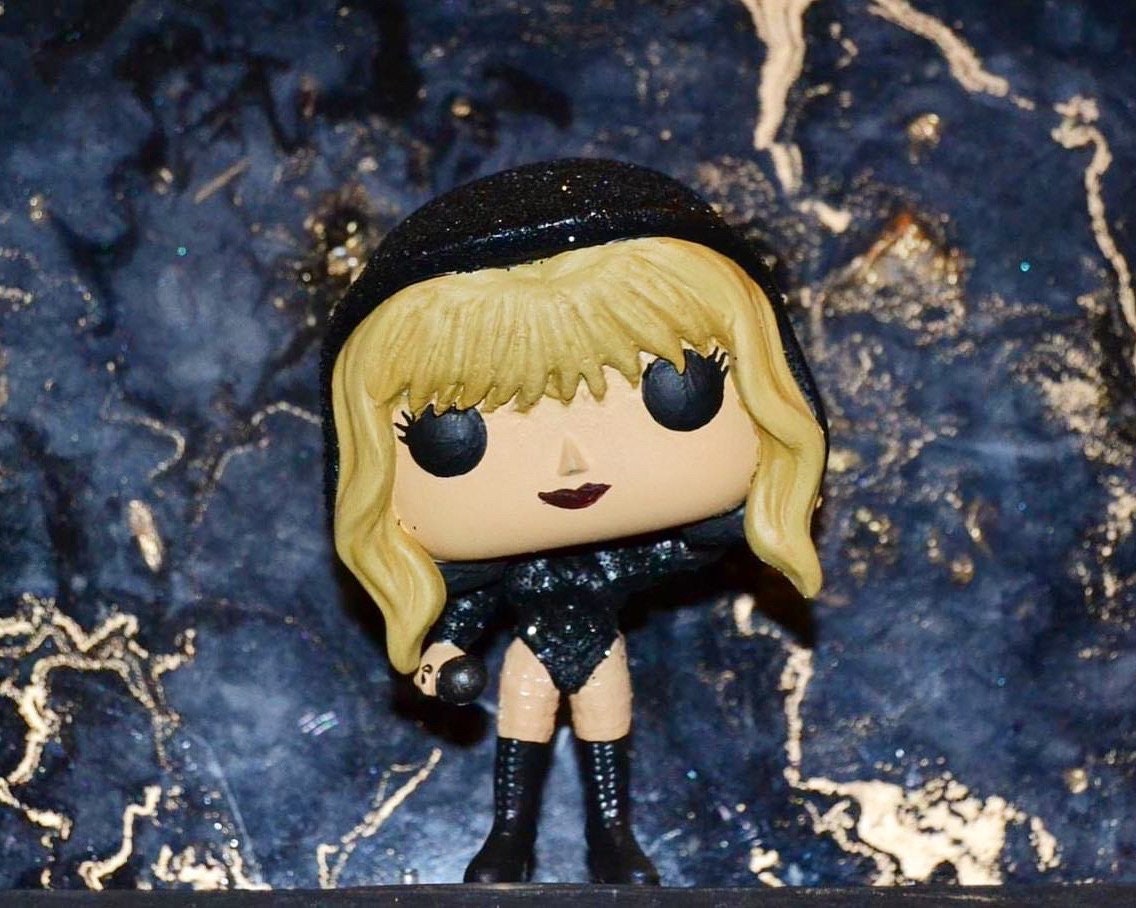 Taylor Swiftie Figurine - Etsy