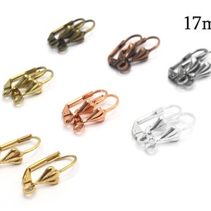 Puede incluir: Un juego de seis ganchos para pendientes en cuatro acabados diferentes: dorado, plateado, bronce y cobre. Cada gancho mide 17 mm de largo y presenta un diseño decorativo en forma de hoja. 17 mm.