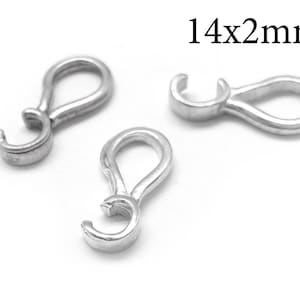 Puede incluir: Tres cierres de bucle de metal plateado, cada uno mide 14 mm por 2 mm. Los cierres están diseñados para usarse para sujetar joyas u otras manualidades.