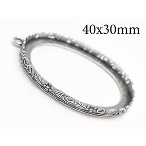 Puede incluir: Una bandeja ovalada para colgante de metal plateado que mide 40x30mm. El borde exterior presenta un patrón en relieve de pequeñas flores y hojas. Un pequeño lazo circular está unido en la parte superior para colgar, centro hueco.
