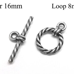 Könnte beinhalten: Silberfarbener Metall-Toggle-Verschluss mit einem gedrehten Seil-Design. Die Stange misst 16 mm und die Schlaufe misst 8 mm.