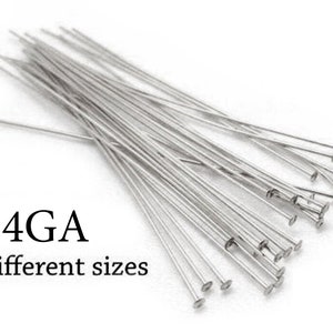 Pode incluir: Um monte de pinos de cabeça prateados em vários comprimentos. Os pinos são de calibre 24 e são etiquetados como "24GA Diferentes tamanhos".