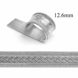 Könnte beinhalten: Ein silberfarbener Ring mit einem komplizierten keltischen Knotenmuster, 1,26 cm breit. Der Ring hat ein Band aus kleinen, erhabenen Punkten an den oberen und unteren Kanten. Ein passendes silbernes Band mit dem gleichen keltischen Knotenmuster ist ebenfalls abgebildet.