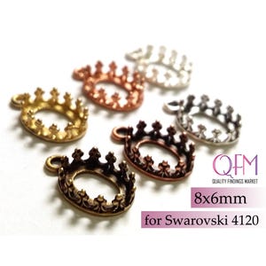 Könnte beinhalten: Eine Sammlung von sechs ovalen kronenförmigen Metallfassungen für die Schmuckherstellung in verschiedenen metallischen Ausführungen wie Gold, Kupfer, Silber und Bronze. Der Text QFM Quality Findings Market, 8x6mm, und for Swarovski 4120 ist sichtbar.