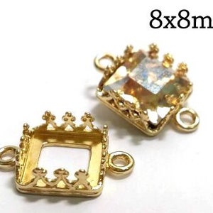 Puede incluir: Dos engastes de metal dorado para cabujones cuadrados de 8 mm por 8 mm. Cada engaste tiene un borde decorativo en forma de corona y dos anillos de salto.