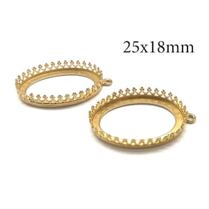 Könnte beinhalten: Zwei goldfarbene, ovale Anhängerfassungen mit einem kronenartigen, gezackten Rand. Jede Fassung verfügt über eine kleine Öse an der Seite zur Befestigung. Der Text 25x18mm gibt die Maße dieser Metallschmuckkomponenten an.