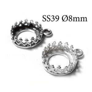 Puede incluir: Dos engastes de plata en forma de corona para piedras de 8 mm con un bucle para sujetar a una cadena o cordón. SS39.