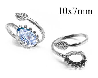 Könnte beinhalten: Zwei silberfarbene, verstellbare Ringe mit einem Blattmotiv an einem Ende und einer 10x7mm birnenförmigen Fassung am anderen. Ein Ring enthält einen facettierten, klaren, birnenförmigen Stein, der andere ist leer.