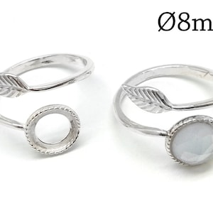 Puede incluir: Dos anillos de plata con un diseño de hoja. Un anillo tiene un engaste redondo, el otro tiene una piedra transparente en el engaste. Los anillos tienen un diámetro de 8 mm.