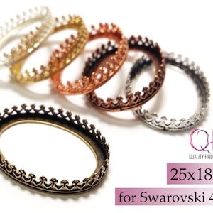 Puede incluir: Cinco marcos ovalados de metal con diseño de corona, en plata, oro, cobre y latón antiguo. Los marcos miden 25x18mm y son para cristales Swarovski 4120.
