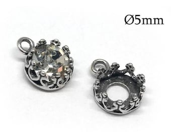 May include: Two silver-toned metal crown-shaped charms with a circular loop at the top. One charm is set with a clear, faceted round stone, while the other is empty. The text Ø5mm is visible, indicating a diameter of 5mm for the setting.