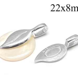 Könnte beinhalten: Silberner Anhänger mit einem Blattdesign und einer runden, weißen Perlmutteinlage. Der Anhänger misst 22 mm x 8 mm.