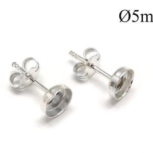 Könnte beinhalten: Zwei silberne Ohrstecker mit kreisförmiger Lünettenfassung. Die Ohrringe haben einen Stecker und einen Butterfly-Verschluss. Der Text "Ø5mm" zeigt den Durchmesser von 5 mm an.