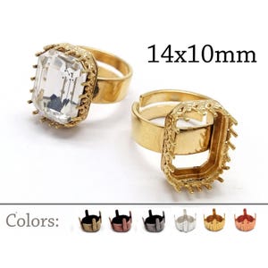 Könnte beinhalten: Zwei goldfarbene, verstellbare Ringe mit rechteckigen Fassungen in 14x10mm. Ein Ring hat einen klaren, facettierten rechteckigen Stein, der andere ist eine leere Fassung mit Krappen. Eine Farbpalette zeigt sechs weitere Metalloberflächen.