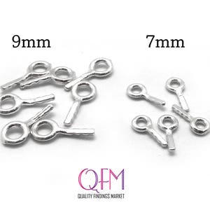 Op de afbeelding: Zilveren springringen in twee maten: 7 mm en 9 mm. De ringen zijn open en hebben een kleine lus aan één uiteinde. Ze zijn ideaal voor het maken van sieraden en knutselen.