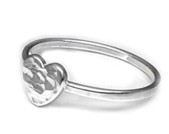 Anillo de plata de ley 925 con base de corazón martillado, talla 7 (EE. UU.), disponible en plata antigua o plata brillante.