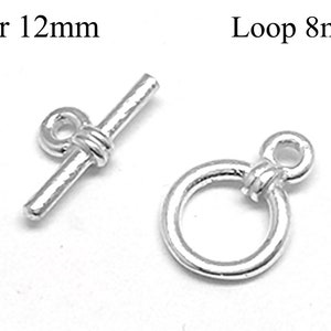 Könnte beinhalten: Silberner Toggle-Verschluss mit einer 12 mm Stange und einer 8 mm Schlaufe.