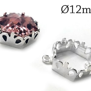 Puede incluir: Engaste de metal plateado para una piedra preciosa redonda de 12 mm. El engaste tiene un diseño decorativo y adornado con forma hexagonal. El engaste se muestra con una piedra preciosa rosa.