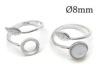 Könnte beinhalten: Zwei silberfarbene, verstellbare Ringe mit einem Blattmotiv an einem Ende und einer kreisförmigen Fassung am anderen. Ein Ring hat eine leere runde Fassung, während der andere einen runden, facettierten weißen Stein enthält. Text Ø8mm ist sichtbar.