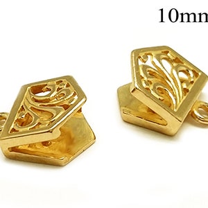 Puede incluir: Dos tapones de extremo de metal dorado con un diseño floral decorativo. Cada tapón mide 10 mm de tamaño y tiene un pequeño bucle para sujetarlo a una cadena o cordón.