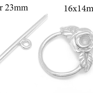 Könnte beinhalten: Silberfarbener Toggle-Verschluss mit Rosenmotiv. Die Stange misst 23 mm und die Rose misst 16 mm x 14 mm.