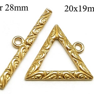 Könnte beinhalten: Goldfarbener Metallverschluss mit dekorativem, verziertem Design. Der Verschluss besteht aus einer 28 mm langen Stange und einem 20x19 mm großen Dreieck.