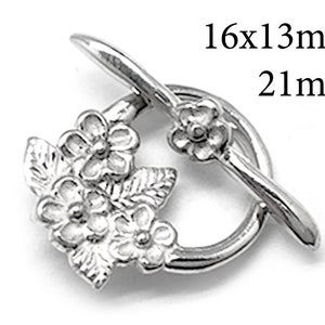 Könnte beinhalten: Silberfarbener Metallverschluss mit Blumenmuster. Der Verschluss misst 16x13mm und hat eine Öffnung von 21mm.