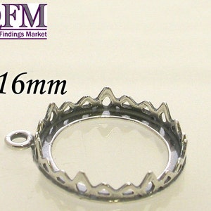 K&ouml;nnte beinhalten: Silberne Anh&auml;ngerfassung mit einer runden Zarge von 16 mm und einem gewellten Rand. Die Fassung hat eine &Ouml;se zum Anbringen einer Kette.