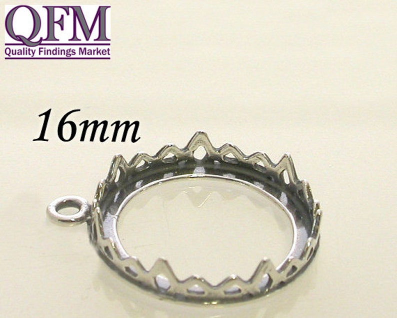 K&ouml;nnte beinhalten: Silberne Anh&auml;ngerfassung mit einer runden Zarge von 16 mm und einem gewellten Rand. Die Fassung hat eine &Ouml;se zum Anbringen einer Kette.