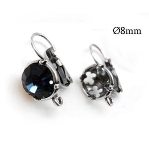 以下が含まれることがあります： 濃い青色のクリスタルストーンが付いたシルバーのイヤリングのペア。イヤリングの直径は8mmです。