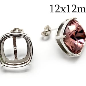 Op de afbeelding: Een paar zilveren oorbelbevestigingen met een vierkante bezel van 12x12 mm. Eén bevestiging is leeg en de andere heeft een vierkante roze edelsteen.