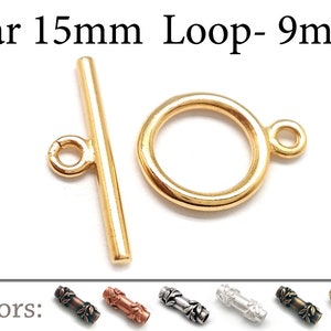 Könnte beinhalten: Goldfarbener Toggle-Verschluss mit einem 15 mm langen Stab und einer 9 mm großen Schlaufe. Der Verschluss wird vor einem weißen Hintergrund gezeigt. Das Bild zeigt auch eine Vielzahl von Farben für den Verschluss, darunter Silber, Antikmessing, Kupfer und Gold.