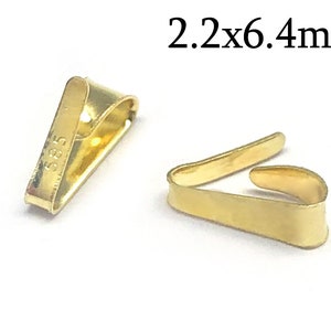 Puede incluir: Dos cierres de metal de color dorado, cada uno mide 2,2 x 6,4 mm. Un cierre tiene el número "585" estampado.