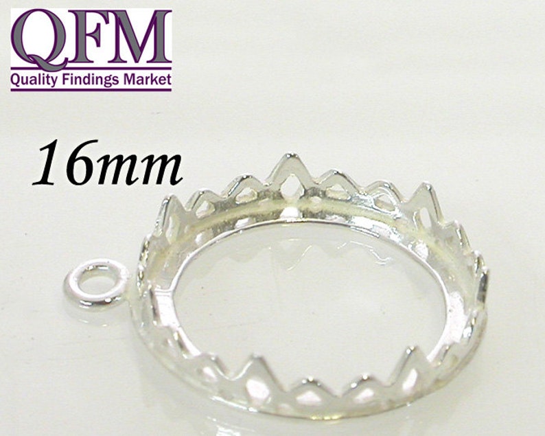 K&ouml;nnte beinhalten: Silberne Anh&auml;ngerfassung mit einer runden Zarge von 16 mm und einem gewellten Rand. Die Fassung hat eine &Ouml;se zum Anbringen einer Kette oder Schnur.