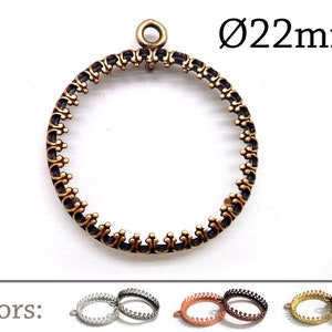 Puede incluir: Un bisel redondo de metal de 22 mm con un diseño de corona decorativo. El bisel está disponible en plata, cobre y oro.