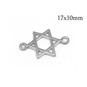 Könnte beinhalten: Silberfarbener Metall-Anhänger in Form eines Davidsterns mit einem Sprungring an jeder Seite. Der Anhänger misst 17 mm x 10 mm.