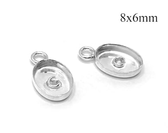 Peut inclure: Deux attaches de pendentif ovales en argent avec une boucle en haut. Les attaches mesurent 8 mm sur 6 mm.