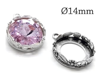 Puede incluir: Dos engastes de joyería redondos de metal plateado con un motivo de flores y hojas en los bordes. Un engaste contiene una piedra circular de color rosa claro facetada, mientras que el otro está vacío. El texto Ø14mm es visible.
