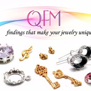 K&ouml;nnte beinhalten: Sortiment an Schmuck-Findings, darunter eine silberne Kronenfassung, einen goldenen Schl&uuml;sselanh&auml;nger, eine silberne Ohrring-Findings, einen goldenen Musiknoten-Anh&auml;nger und zwei rosa und lilafarbene Strasssteine.
