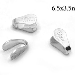 Könnte beinhalten: Drei silberfarbene Metall-Schmuckverschlüsse, jeweils 6,5 mm x 3,5 mm groß. Die Verschlüsse sind tropfenförmig und haben oben eine kleine Schlaufe. Die Verschlüsse sind auf der einen Seite mit "ITALY" und auf der anderen Seite mit "925" gekennzeichnet.