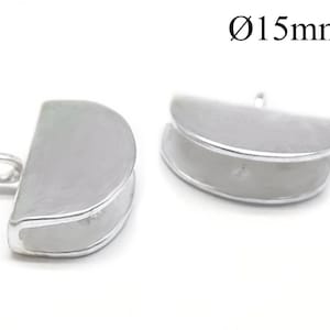 Könnte beinhalten: Zwei silberne Halbkreis-Verschlüsse aus Metall mit einem Durchmesser von 15 mm. Die Verschlüsse haben eine glatte, polierte Oberfläche und sind für die Schmuckherstellung gedacht.