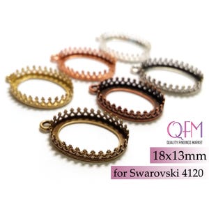 Könnte beinhalten: Sechs ovale Metallfassungen mit kronenartigen Krappen in verschiedenen metallischen Ausführungen wie Gold, Kupfer und Silber. Der Text lautet QFM Quality Findings Market, 18x13mm, for Swarovski 4120. Diese Komponenten sind für die Schmuckherstellung.